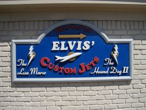 800px-0_Elvis_Presleys_custom_jets_exhibit_Graceland_Memphis_TN_2013-04-01_001