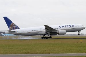800px-Boeing_777-222,_United_Airlines_AN1874497