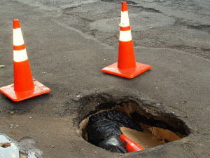 800px-Large_pot_hole_on_2nd_Avenue_in_New_York_City